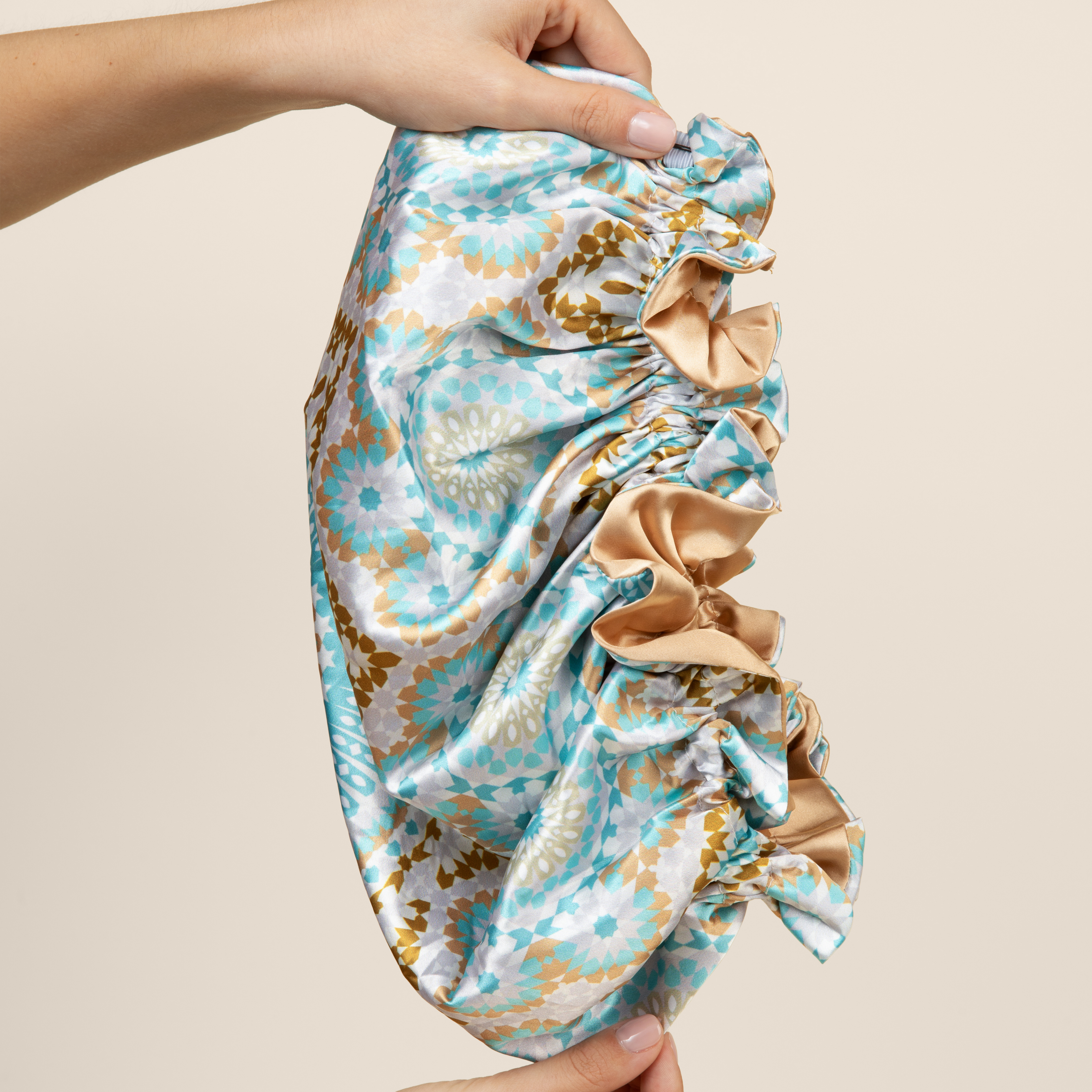 Kaip apsaugoti garbanas miego metu?