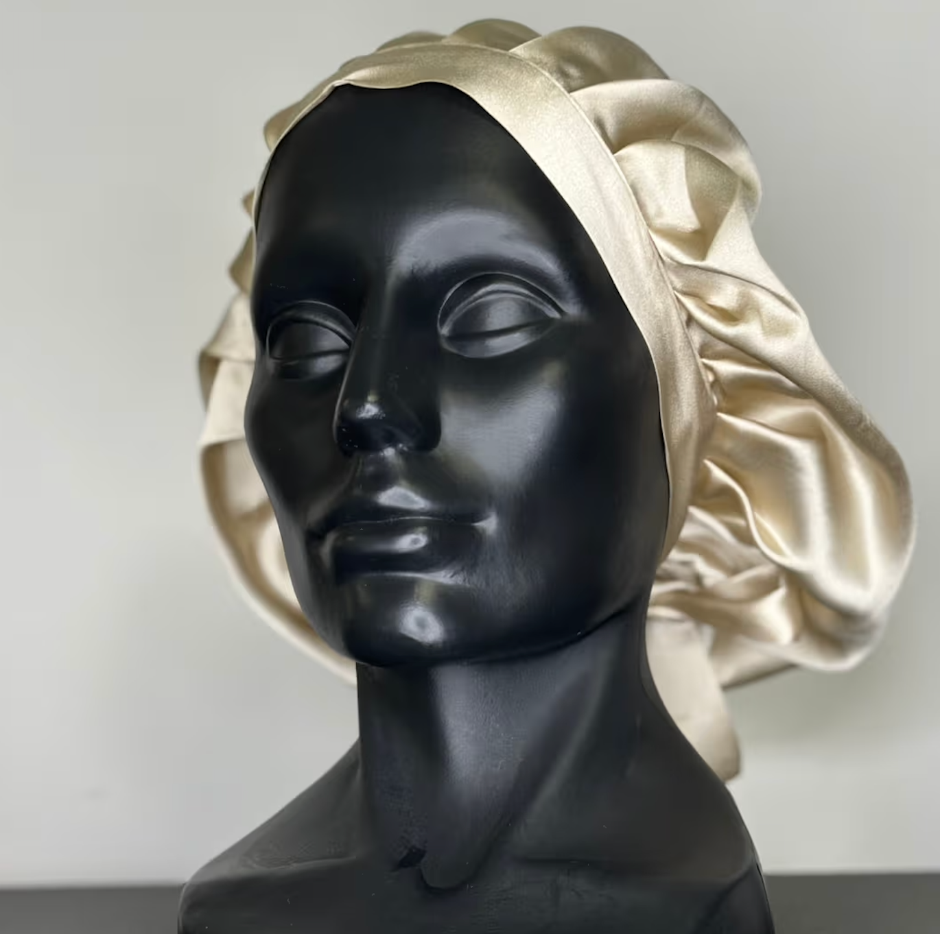 Adjustable silk bonnet
