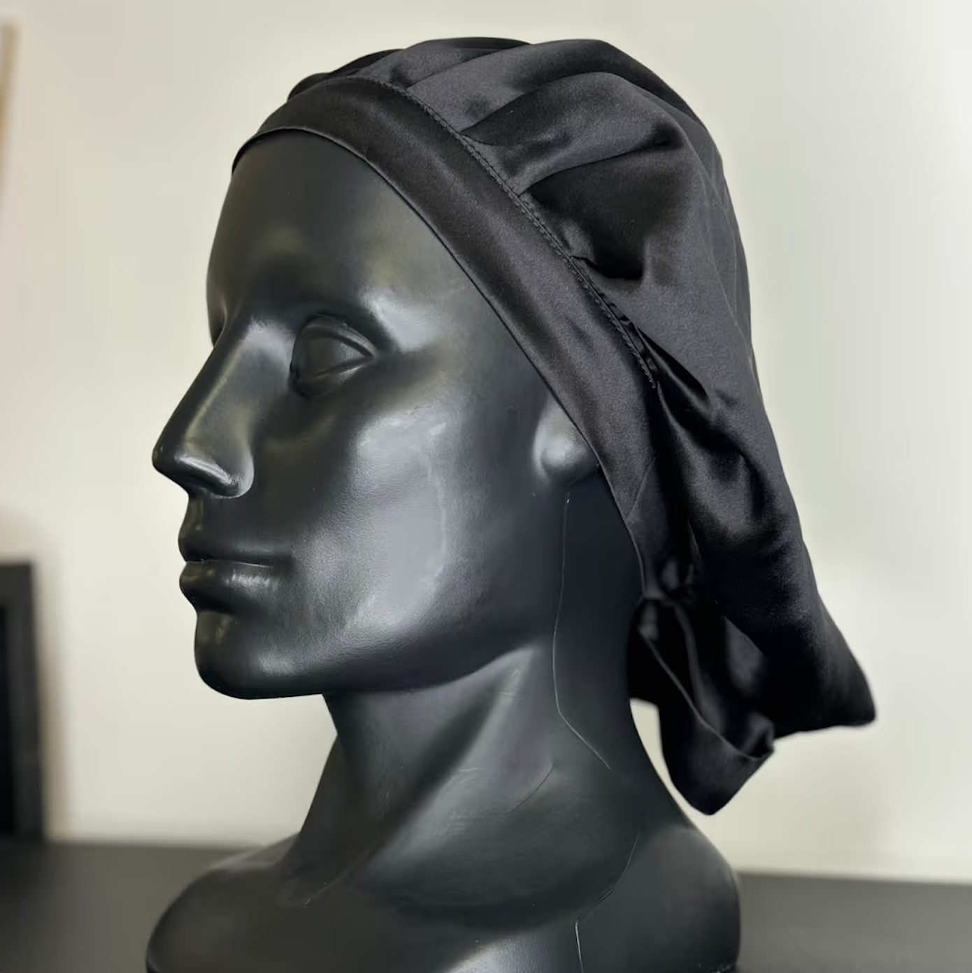 Adjustable silk bonnet
